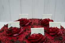 Cargar imagen en el visor de la galería, Pastel Cursi - Red velvet cookies n cream (grande)
