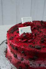 Cargar imagen en el visor de la galería, Pastel Cursi - Red velvet cookies n cream (grande)
